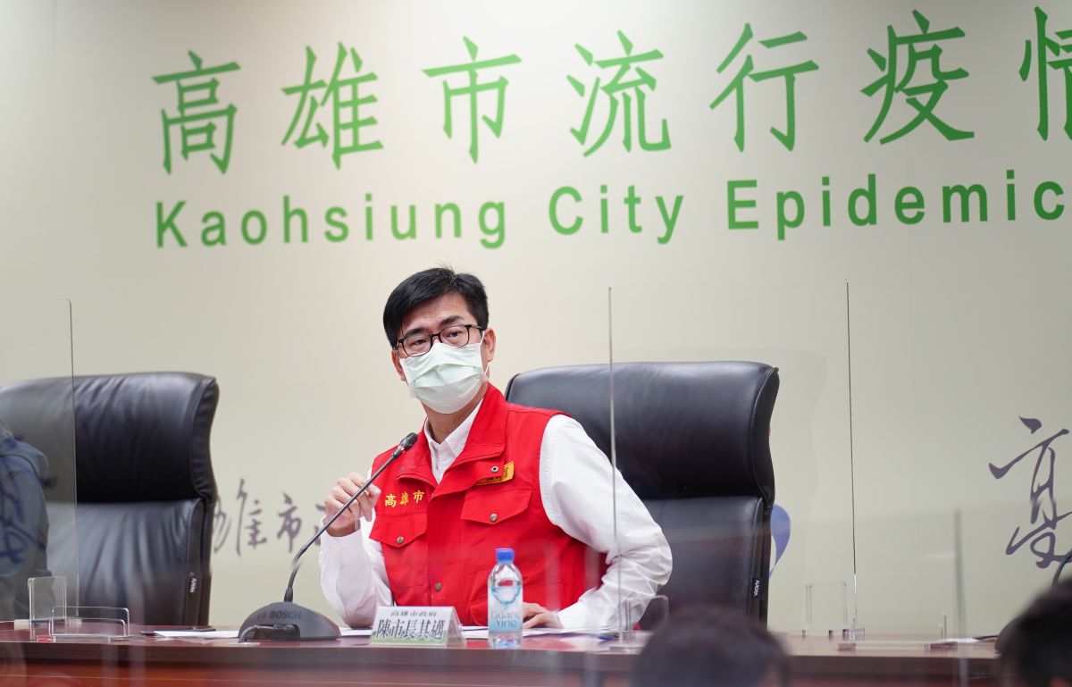 ▲為避免群聚及人員流動，高雄市長陳其邁呼籲市民朋友，每周挑一天，「每週買一次！多買！」，去菜市場買菜一次就買多一點，把冰箱塞著滿滿的。（圖／高雄市政府提供）