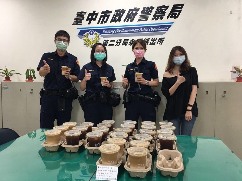 ▲台中許小姐贈送咖啡為永興派出所員警打氣(圖/記者鄧力軍翻攝)
