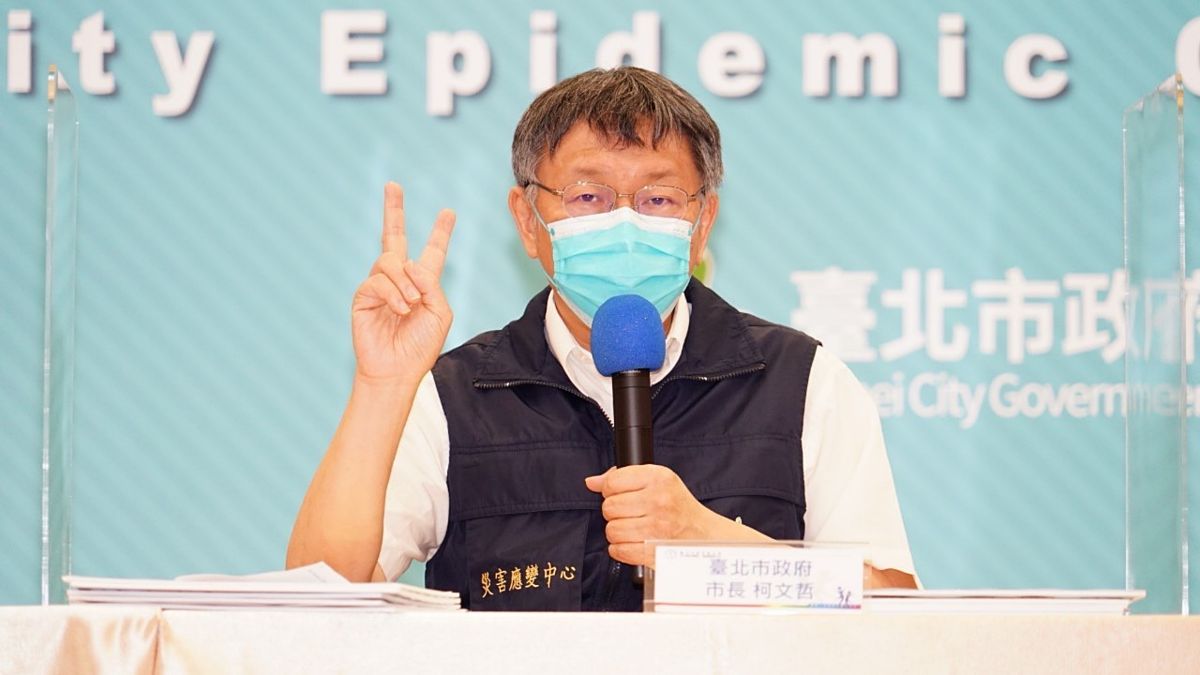 ▲台北市長柯文哲每日親自主持疫情記者會，就有網友發現，右下方的字幕「打超快」，也釣出內行曝真相，表示是「真人手打」。（圖／台北市政府提供）