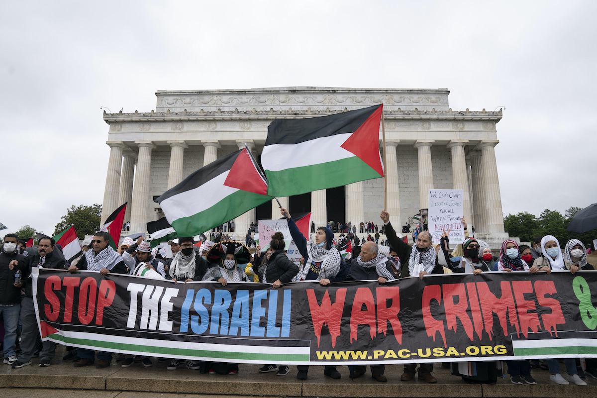 ▲以巴衝突問題未解，美國有超過千名民眾聚集在華府示威，聲援巴勒斯坦人，呼籲美國政府停止「戰爭罪」。（圖／美聯社／達志影像）