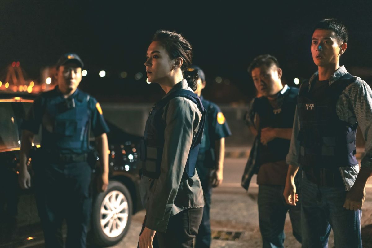 ▲張榕容（中）、劉冠廷（右）遇到詭譎命案。（圖／CATCHPLAY）