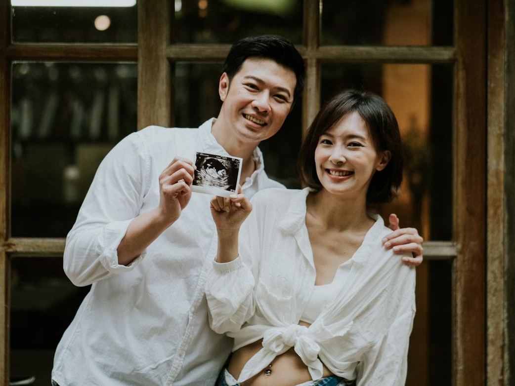 ▲陳瑋薇（右）與先生公開懷孕喜訊。（圖／齊石提供）