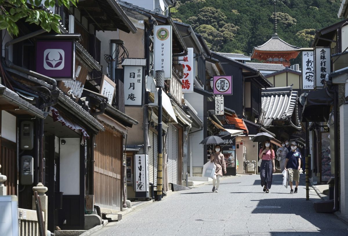 ▲新冠肺炎疫情趨緩，訪日外國客回流，住房需求大增，日本各地飯店住房價格飆漲，其中以京都漲幅最高，達到88%。圖為京都街景。（圖／美聯社／達志影像）