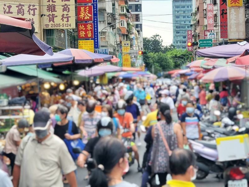 ▲正妹主播宋燕旻在臉書貼出傳統市場人山人海的畫面，直說「這就是最大型的群聚，買菜的人潮，真的沒親眼看不知道有多震撼。」對此，一名網友則不解地在PTT上發問「都這種時候為什麼雙北還不封市場啊？」（圖／翻攝自宋燕旻臉書）