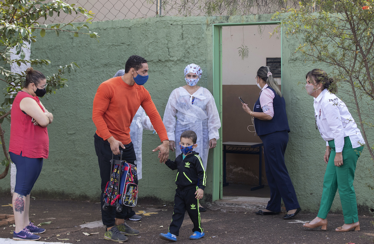 ▲巴西近內新增逾4萬例新冠肺炎（COVID-19）確診、874人病歿。（圖／美聯社／達志影像）