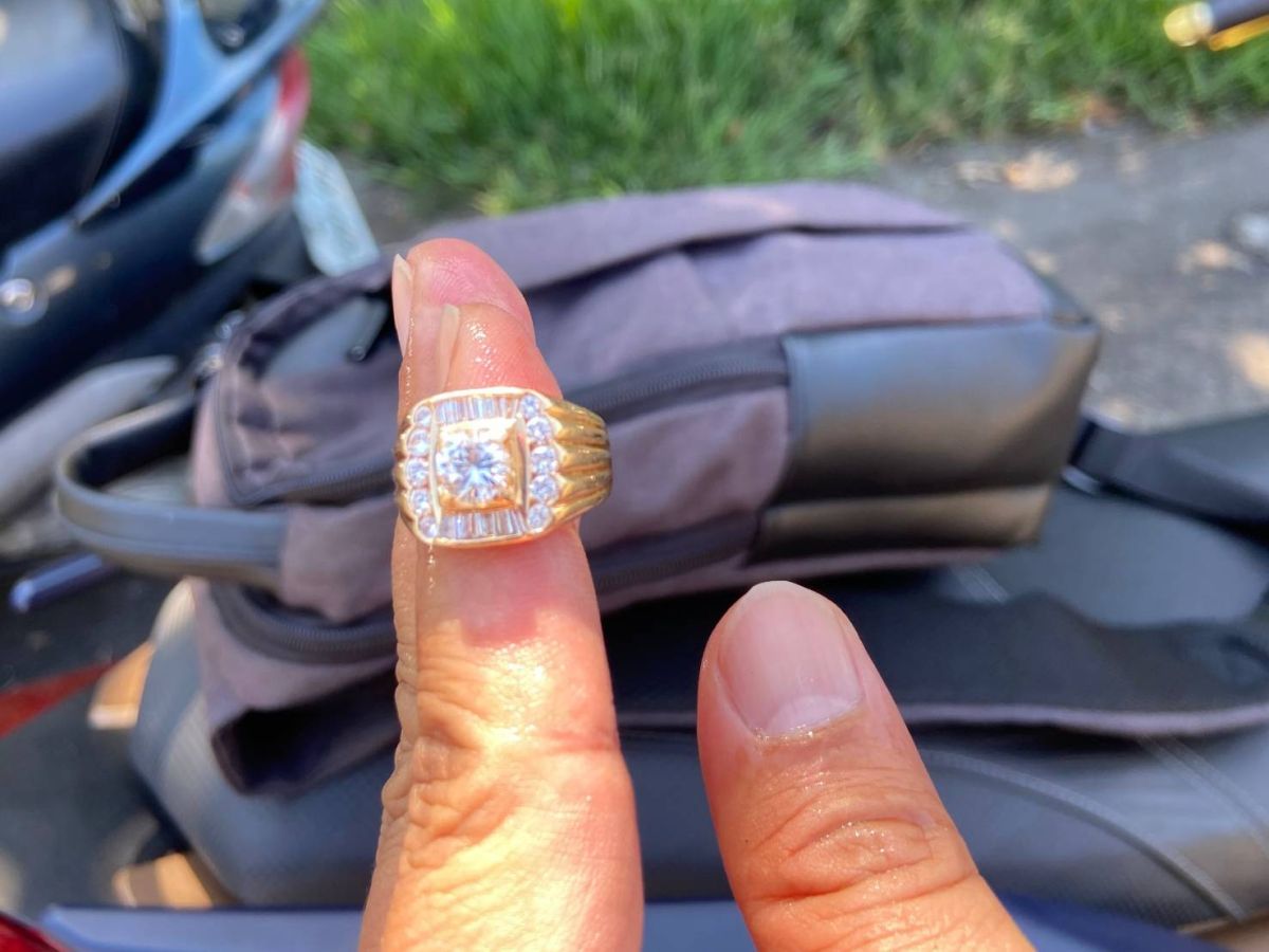 ▲潭子區清潔隊員忍受惡臭幫忙尋獲30萬鑽石戒(圖／環保局提供2021.5.31)