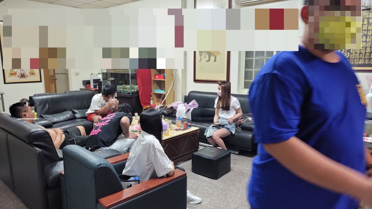 ▲清水區一處檳榔攤無視禁令，室內群聚12人，清水警分局當場蒐證，將檳榔攤內等人依違反「傳染病防治法」報請裁罰(圖／警方提供2021.5.31)