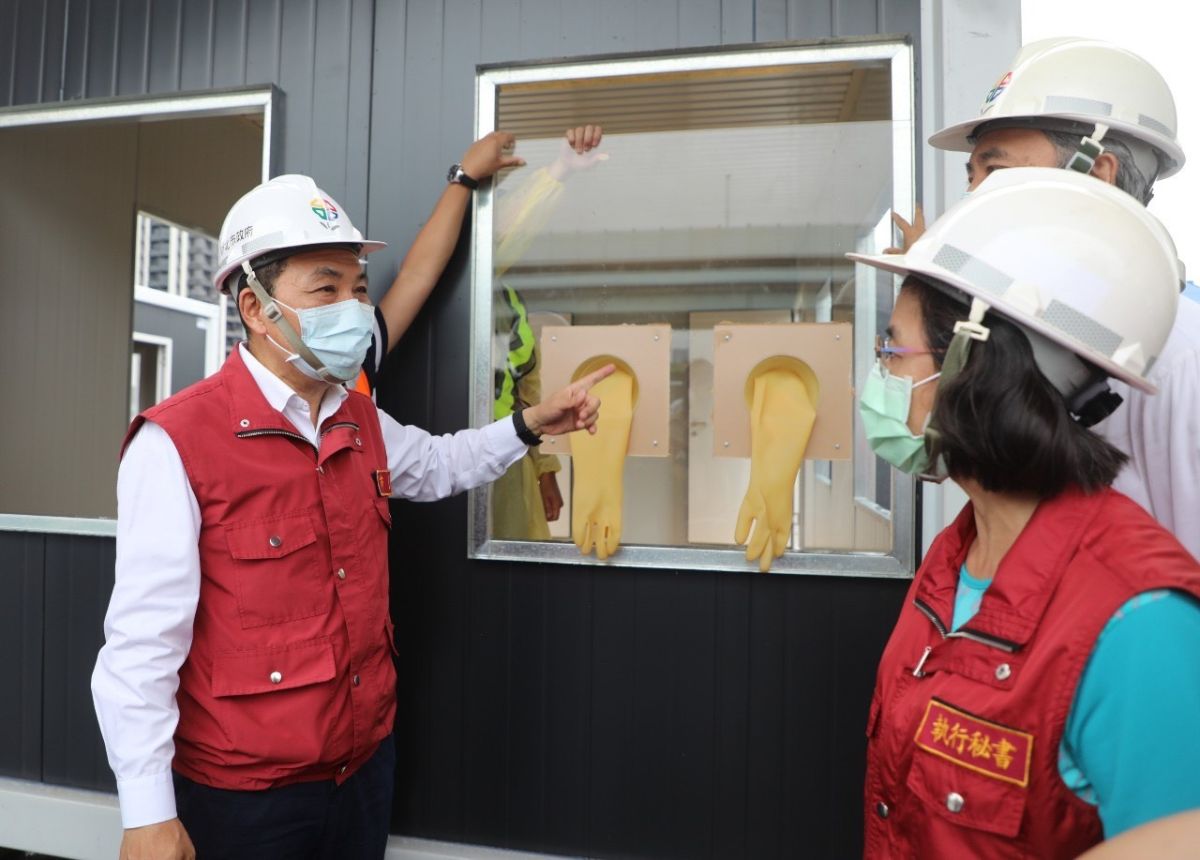 ▲新北市長侯友宜今（31）日前往視察位於板橋江子翠重劃區的新北市第一座，也是全國首座的疫苗接種站。（圖／新北市政府新聞局提供）