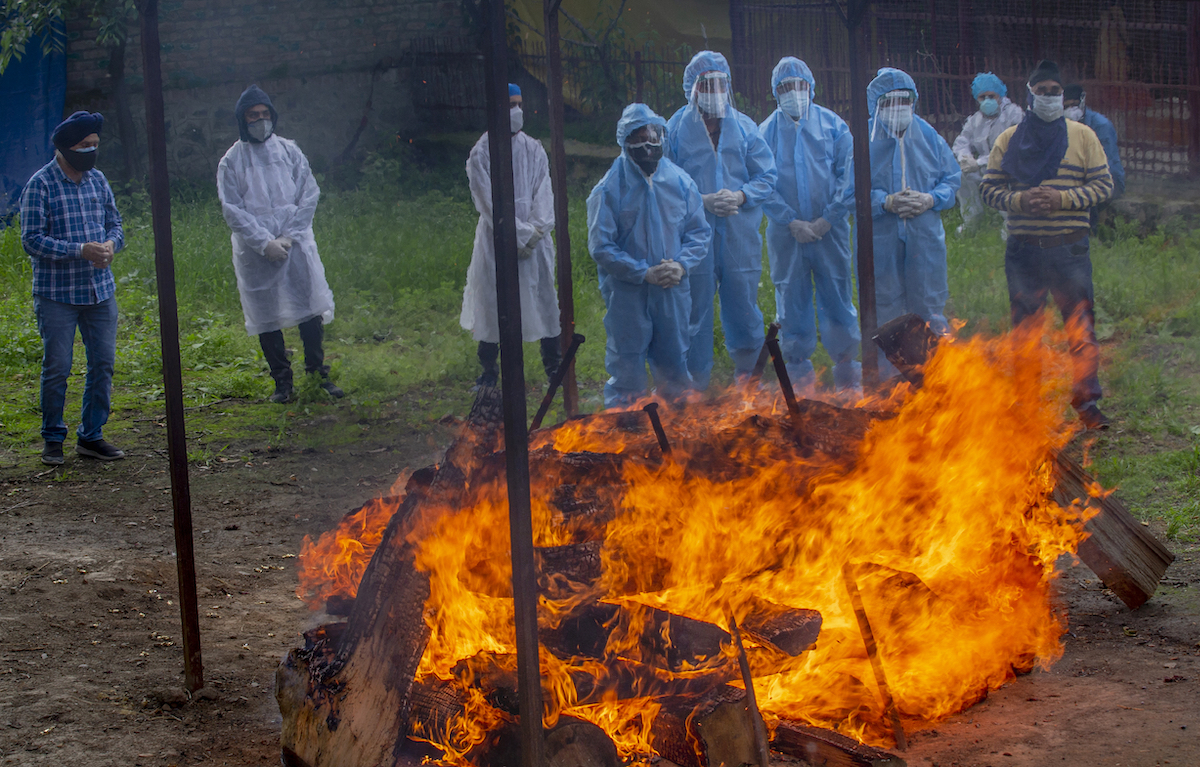 ▲印度最新官方數據顯示，今年5月全國共有近903萬人感染、近12萬人死於新冠肺炎。這是全球疫情去年爆發以來，各國疫情排名中最嚴重的一個月。（圖／美聯社／達志影像）