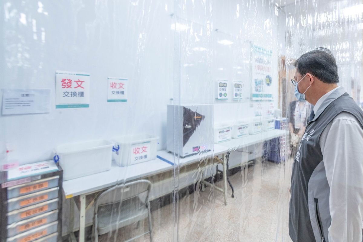 ▲鄭文燦今天視察桃園區公所時表示，市府同仁因公務而居家隔離或確診者，將分別核發3萬元及10萬元的防疫補償金。（圖／桃園市政府提供）