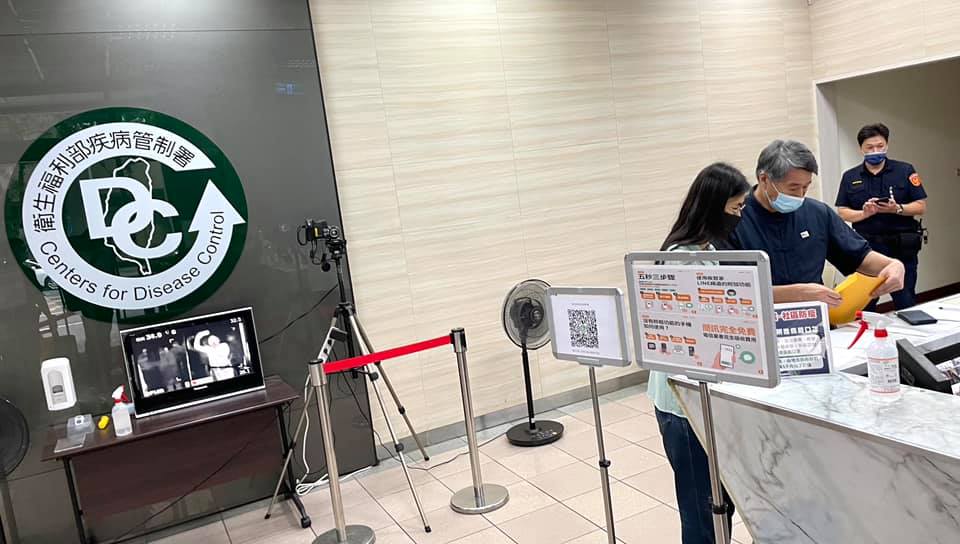 ▲孫文學校總校長張亞中取得500萬劑BNT疫苗與500萬劑中國製疫苗，赴衛福部提出申請。 （圖/新頭殼）