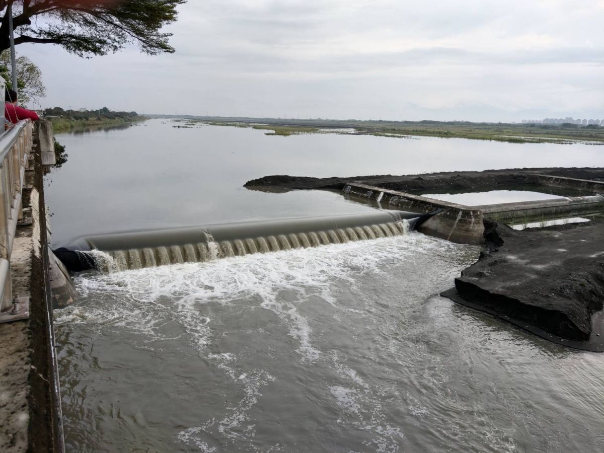 ▲受到滯留鋒面影響，高屏堰水滿溢流。（圖／高雄市水利局提供）