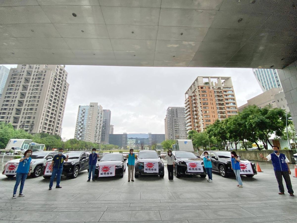 ▲中市議會國民黨團議員齊鳴喇叭「給我疫苗」訴求(圖／國民黨團提供2021.5.31)