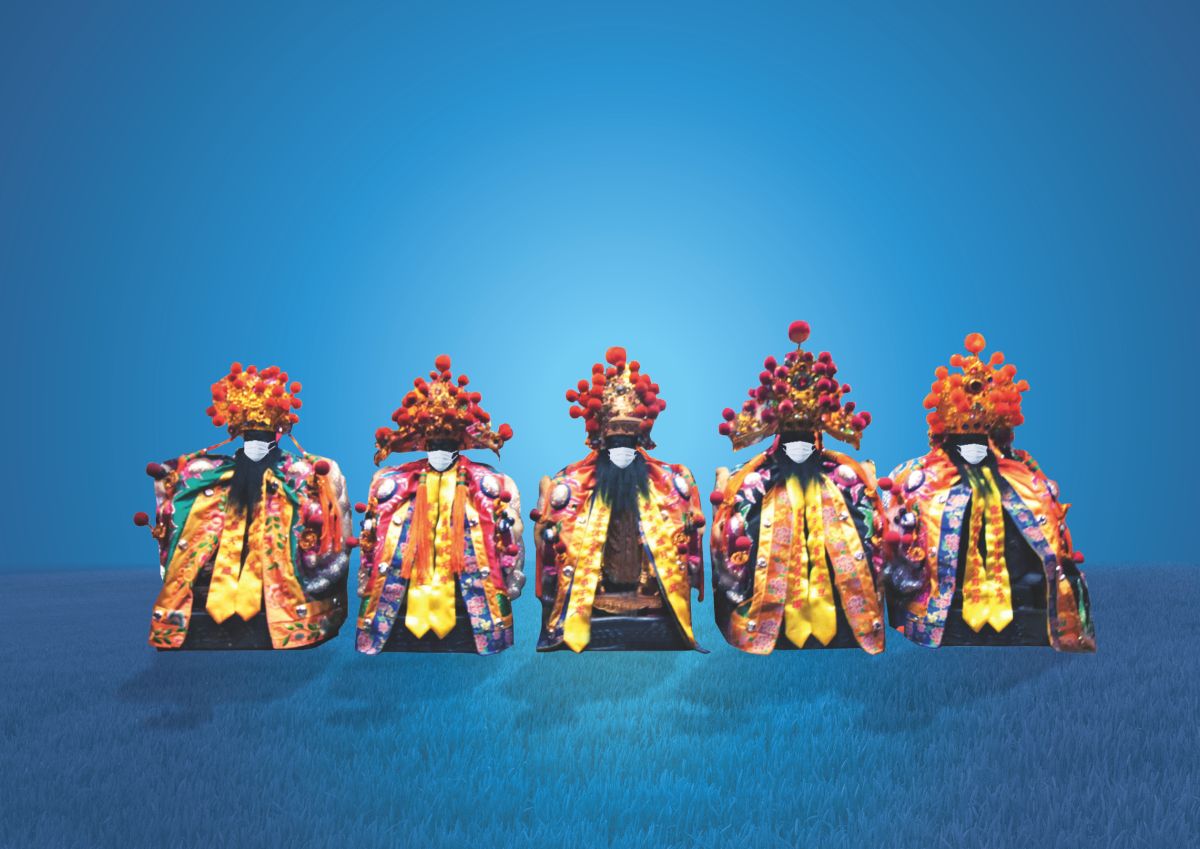 ▲南鯤鯓代天府主祀「代天巡狩」李、池、吳、朱、范五府千歲，都戴上口罩，與民眾一齊防疫（圖／南鯤鯓代天府提供）
