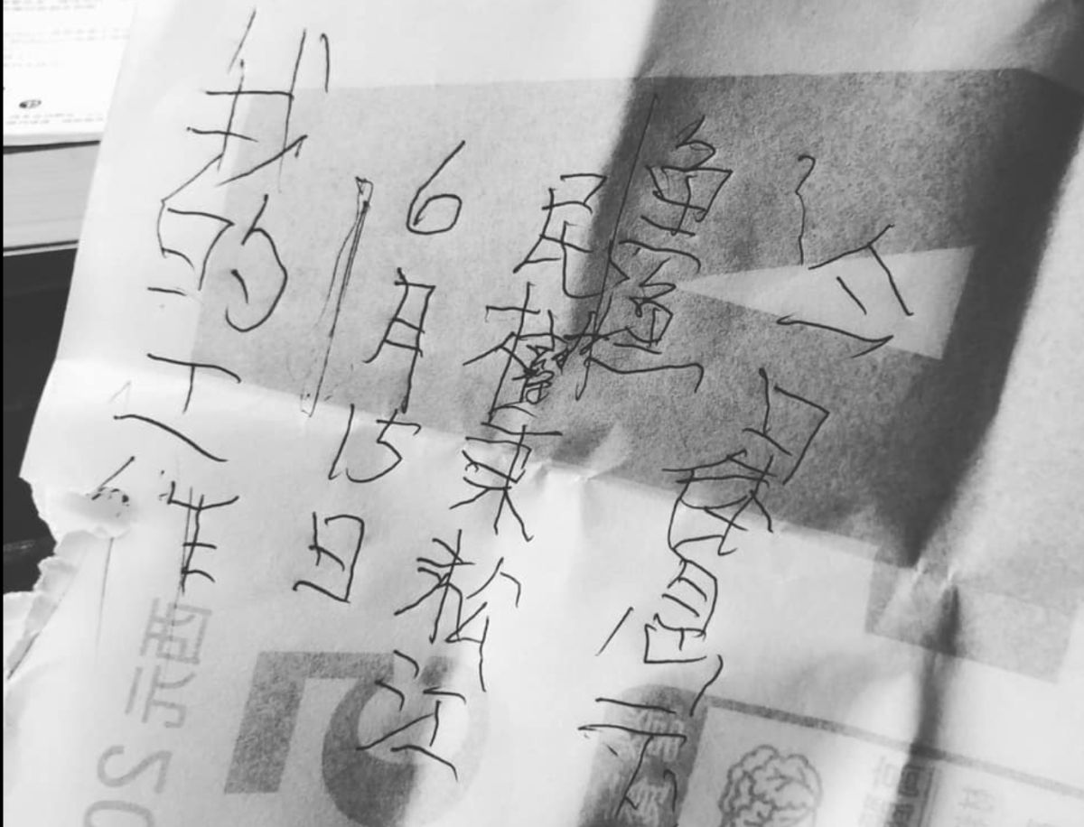 ▲張珮歆29日分享一則暖心故事，她提到，近日到餐廳買飯時，遇到一名瘖啞人士因溝通問題被店員喝斥，她當下立即伸出援手，後來透過筆談、肢體筆劃才了解，對方是名工人，因受疫情影響被迫放無薪假，「離開時，他用手語比著『謝謝』」。（圖／張珮歆Carey Chang 授權提供）