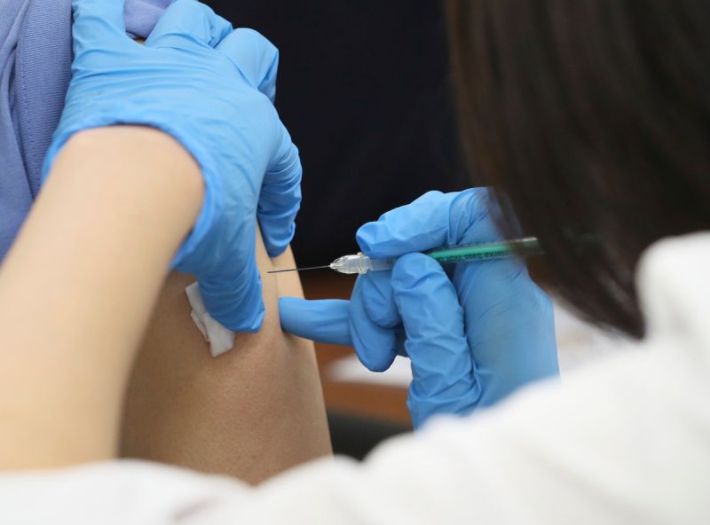 ▲日本新冠疫苗接種進度緩慢，目前接種率才達到6.41%。（圖／美聯社／達志影像）