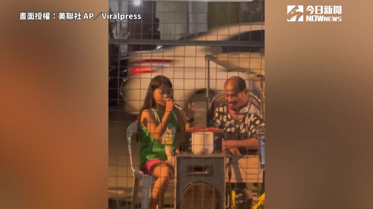 ▲ 菲律賓少女街頭秀鐵肺嗓音，吞CD實力獲眾人掌聲。（圖／美聯社 AP／Viralpress 授權）