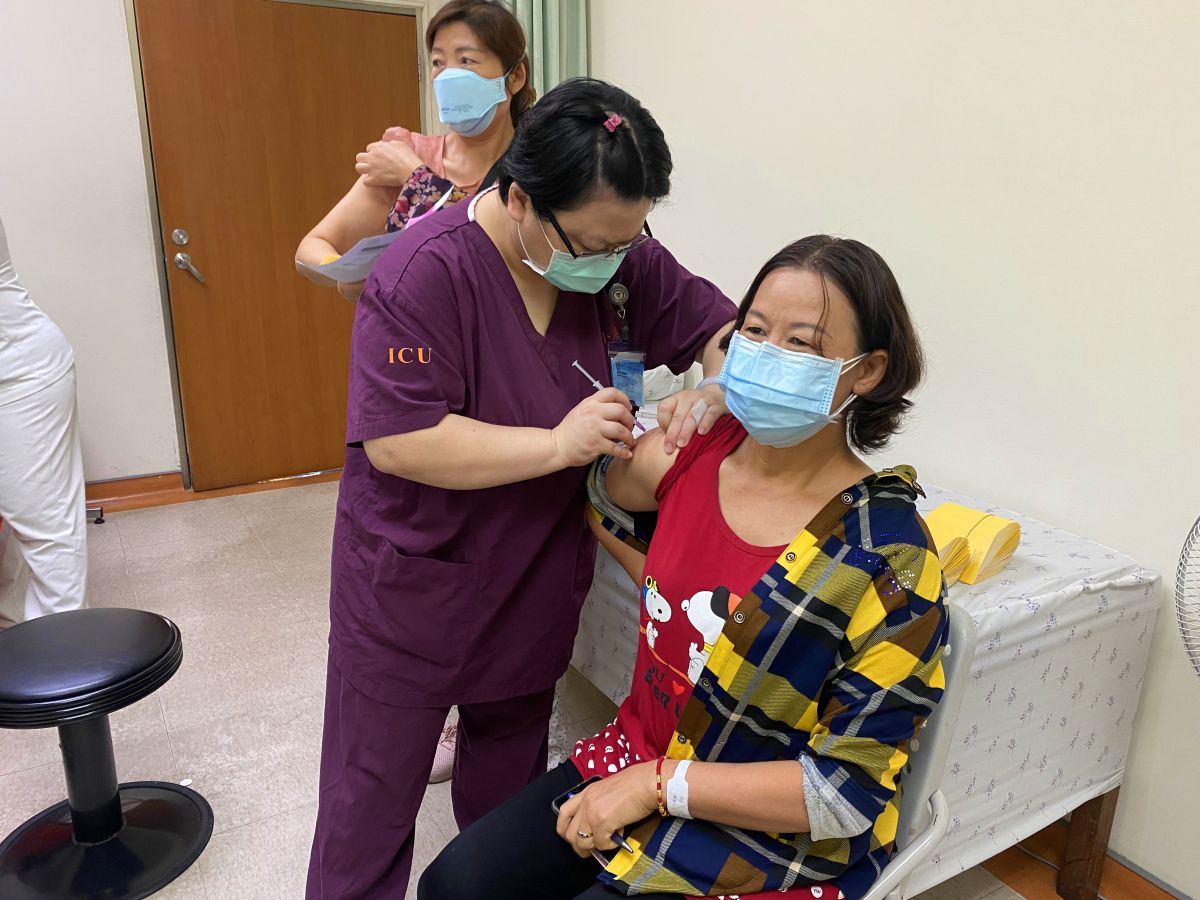 ▲小港醫院動用16個診間，包括醫師、護理師、行政與工讀生，達100人以上支援，在3天內順利將配發的AZ疫苗全數打完。（圖／小港醫院提供）