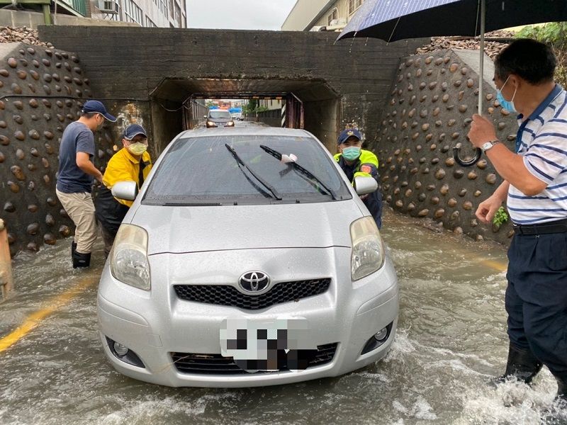 ▲日南所所長邱量虔與同仁們，緊急救援卡於雨水暴漲中的自小客車(圖/記者鄧力軍翻攝)