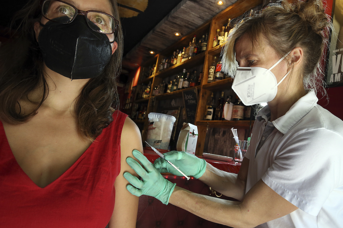 ▲德國政府專家小組經審慎評估後，建議為12至17歲的青少年接種COVID-19疫苗，隨著各地陸續開學，各地方政府將全面為學生施打BNT或莫德納疫苗。資料照。（圖／美聯社／達志影像）