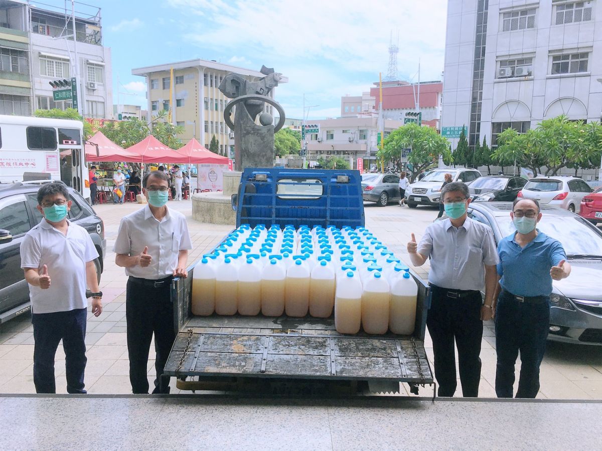 ▲台塑企業力挺防疫最前線，熱心公益贊助，第一時間主動提供約16噸漂白水。（圖／高市府民政局提供）
