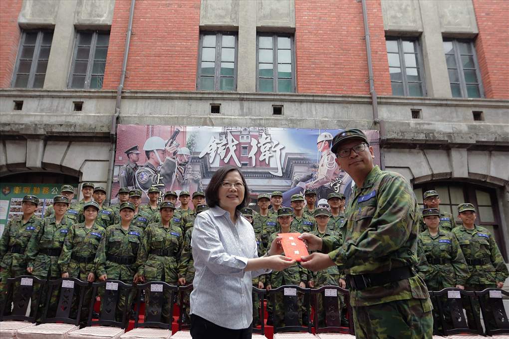 ▲憲兵211營負責總統府維安，有「天下第一營」之稱。圖為2017年端節，蔡英文慰勉憲兵第211營，並親自頒發加菜金。（圖／總統府提供）