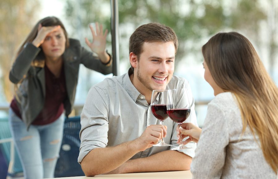 ▲許多在婚姻中的人妻，深怕身旁的老公一不小心，就跟自己以外的第三者有了不應該有的互動，墜入萬劫不復的深淵。（圖／Shutterstock）