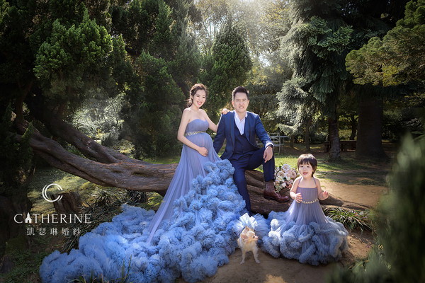 ▲劉伊心（左）和愛犬、女兒穿同款禮服。（圖／凱瑟琳婚紗攝影）