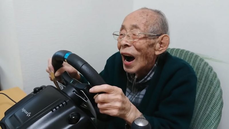 名符其實老司機！93歲阿公在遊戲中駕駛愛車奔馳　聽到引擎聲笑意完全藏不住
