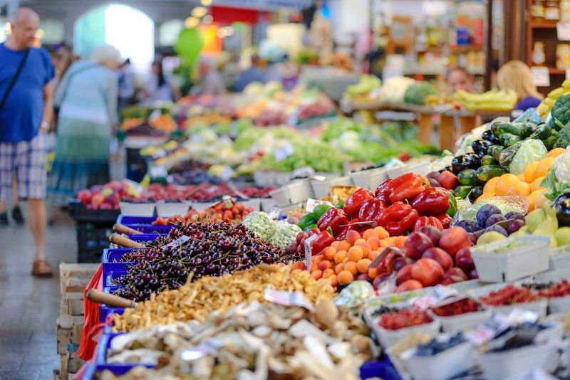 ▲因應疫情嚴峻，三重、板橋果菜市場明起進場「條件管制」。（示意圖／取自pixabay）