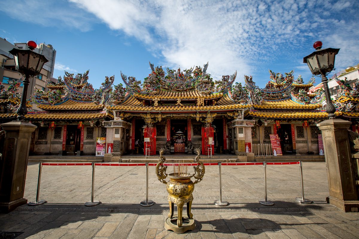 北港朝天宮媽祖神像日前被人放到網路拍賣，仔細一看竟是北港朝天宮媽祖受邀北上宮廟作客神尊，民眾不忍心媽祖「落難」成為拍賣品，自掏腰包花了1萬6千元將神像買下，並無償歸還給廟方。（圖／蔡奇璋提供）