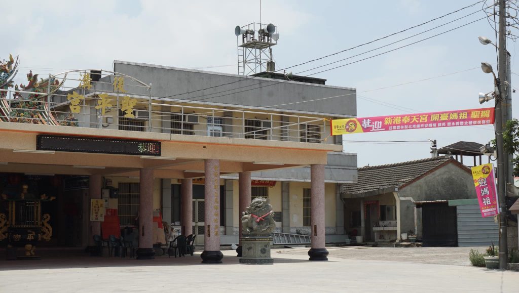 未經同意，北港鎮長蕭永逸之名亦被掛上「恭迎新港媽」的布條。（圖／翻攝自北港鎮公所臉書專頁）