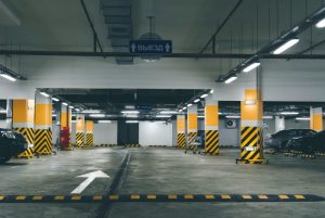 停車不到半小時!費用「高達19萬」 女業務無奈笑怨:停在什麼鬼地方? ▲疑似因為昨日全台大停電,導致停車場系統異常,女網友明明停車不到半小時,竟然被要求繳高達19萬元的停車費。(示意圖/取自unsplash)