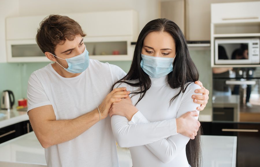 ▲疫情期間，夫妻怎麼相處怎麼吵，修生養性頓時成為人生最大的課題。（圖／shutterstock）