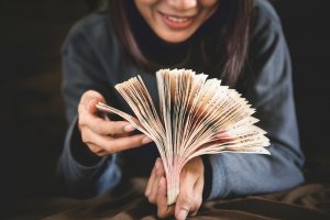 Businesswoman,Counting,Cash,Money,,,Woman,Counting,Money,,,Stack ▲「3生肖」命藏金山銀海,雖然年輕的時候財運沒有太大起色,但中年後越來越有錢。(圖/Shutterstock)