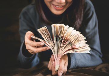 Businesswoman,Counting,Cash,Money,,,Woman,Counting,Money,,,Stack ▲「3生肖」命藏金山銀海,雖然年輕的時候財運沒有太大起色,但中年後越來越有錢。(圖/Shutterstock)