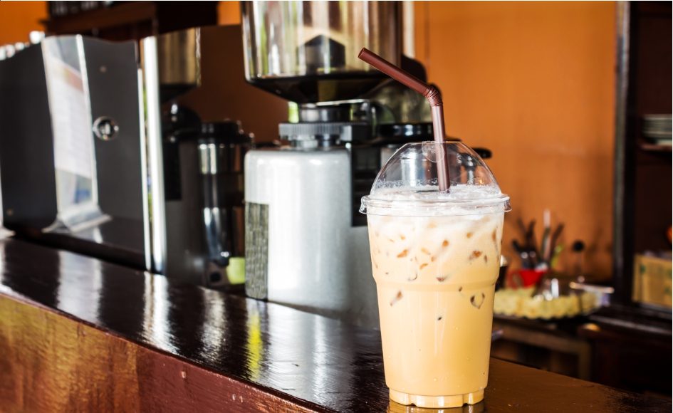 ▲清心飲料店掛著一張公告，寫下「缺水，即日起只能做去冰」。（示意圖／Shutterstock）