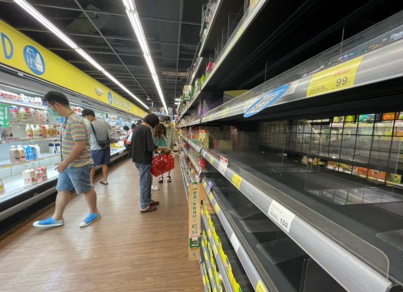 ▲雙北疫情在上週六進入三級警戒，超市、賣場架上的東西都被民眾買光。（圖／記者葉政勳攝）