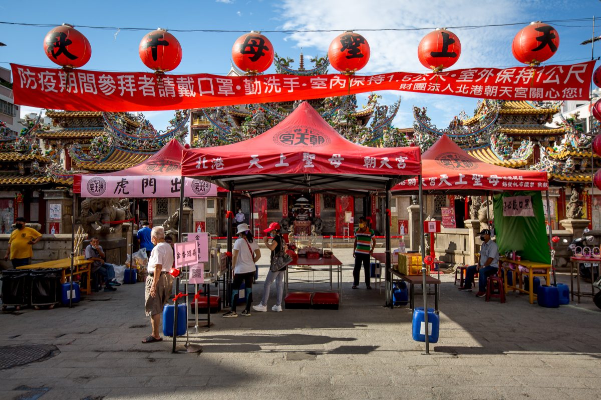 北港朝天宮以紅絨柱區隔參拜區與禁止進入區域。（圖／蔡奇璋提供）