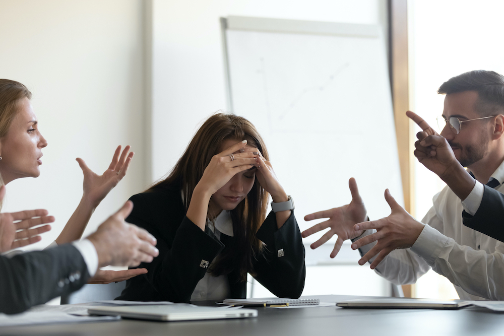 ▲只想安分做好工作，為何還是被人逼到絕境？（圖／shutterstock）