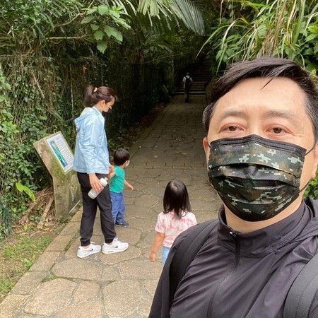 ▲庾澄慶（右）帶著一家4口去爬山，沒想到卻引起爭議。（圖／翻攝庾澄慶臉書）