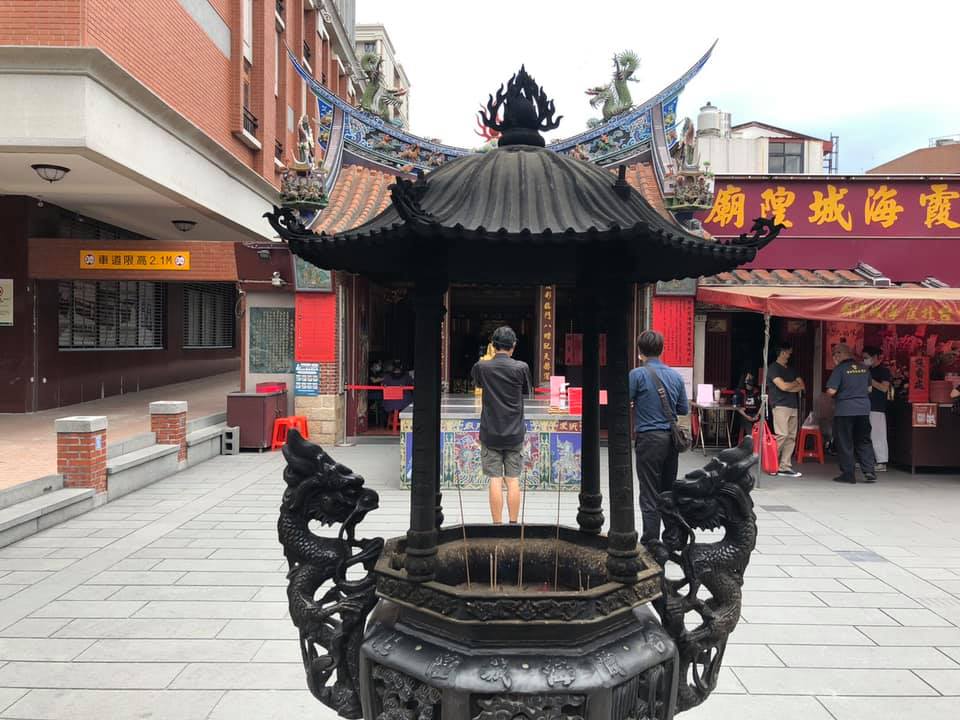 三級警戒延長！台北霞海城隍落實防疫 延長開放信眾入內參拜。（圖／大稻埕霞海城隍廟提供）