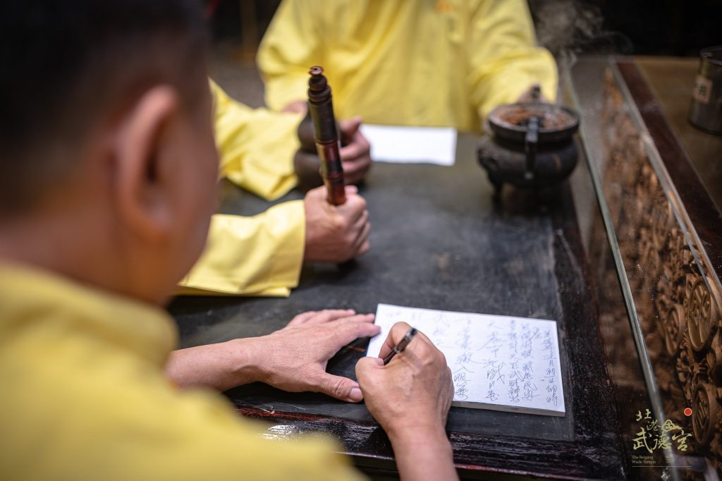 扶鸞是北港武德宮武財公濟世之法。（圖／翻攝自北港武德宮-財神開基祖廟臉書專頁）