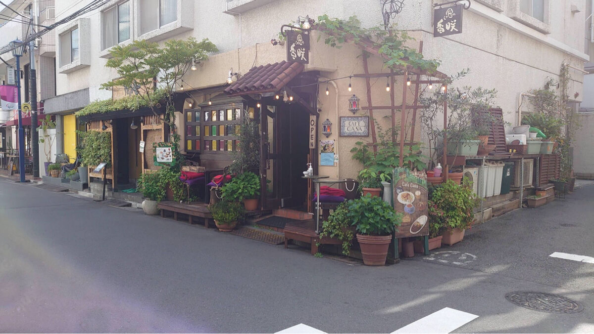 位於日本東京青山的Cafe香咲，因店長對宅男的歧視言論引發日本網友砲轟。