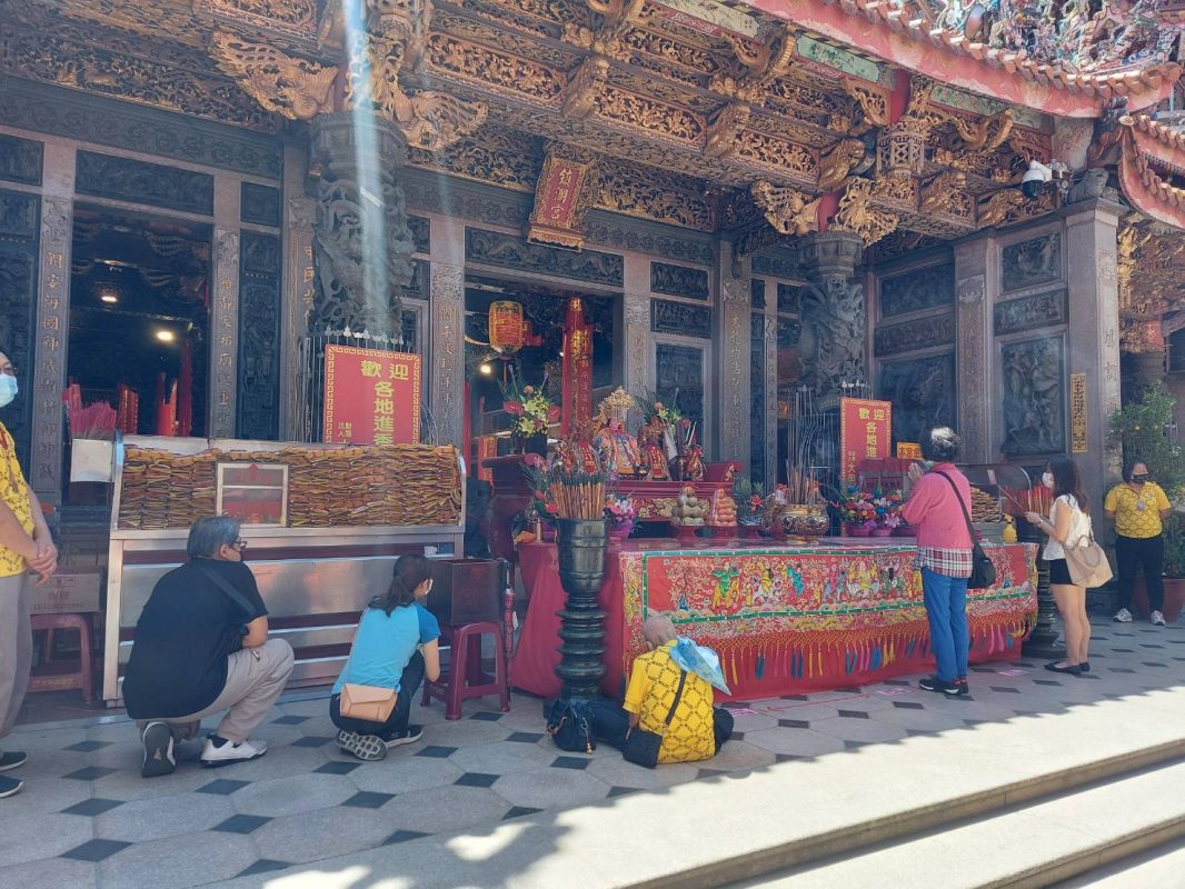 大甲鎮瀾宮開始室外實聯制參拜。（圖／楊淳宇提供）