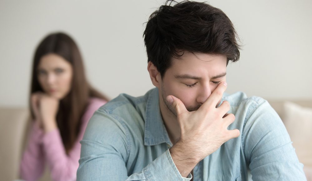 ▲留意檯面下藏不住的壓抑心理，感情關係需拿捏分寸。（圖／Shutterstock）