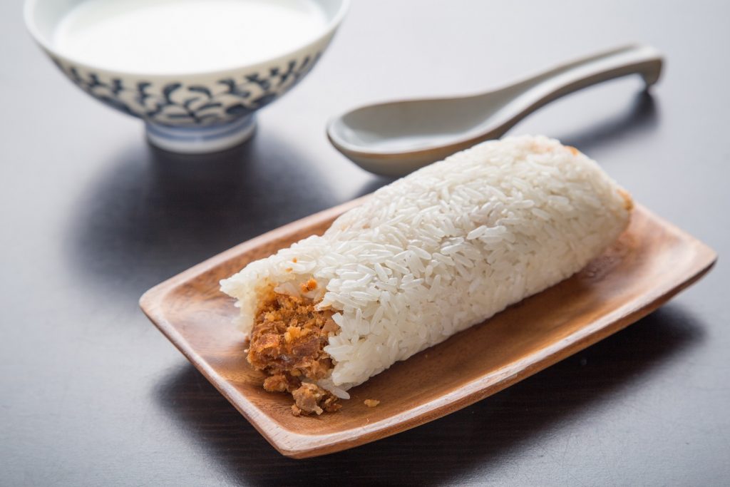 ▲許多上班族都是靠一顆飯糰撐到午餐時間，至於吃飯糰最適合配什麼飲料，也成為熱門話題。（示意圖／Shutterstock）