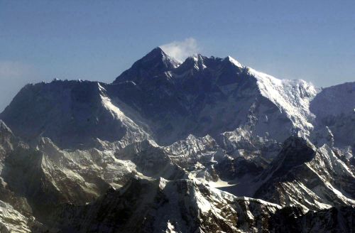 自己的便便自己帶走！尼泊爾祭新規：聖母峰登山客須把糞便帶下山

