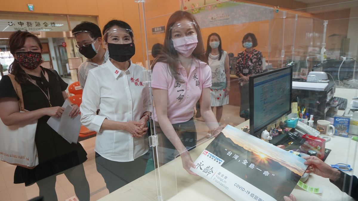 ▲日前鴻海公司創辦人郭台銘要求同仁，力拚72小時送出採買疫苗的相關文件，今（１）日中午由郭台銘的夫人曾馨瑩前往衛生福利部食品藥物管理署遞件完成。（圖/永齡基金會提供）