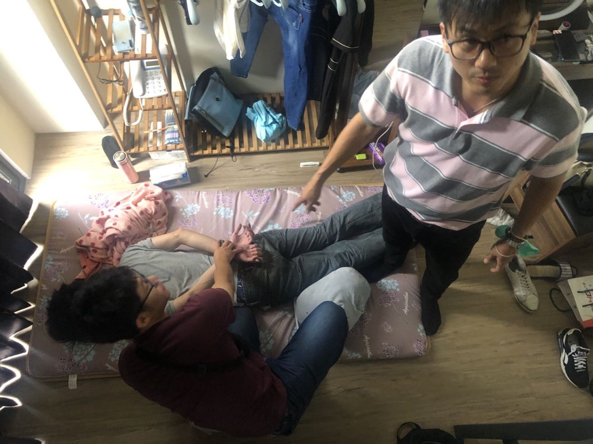 ▲警方在透天民宅的夾層中逮到躲藏在密室的羅嫌。（圖／翻攝畫面）